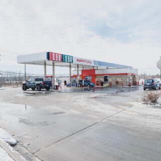 This Murphy’s gas station, located in Zion, IL took only 11 weeks to complete, the entire pad is concrete paving, and the building is pre-fabricated! 
.
.
#gasstation #prefabricated #commercialrealestate #commercialconstruction #murphysoil #murphysusa #construction #concretepaving